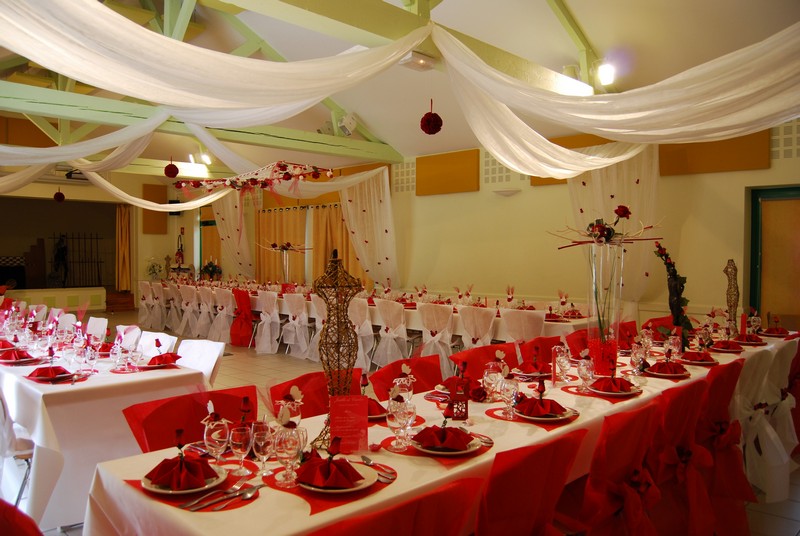 decoration de salle de mariage rouge et blanc