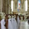 Décoration  d'église avec du tulle et gypsophile