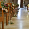 Eglise décorée avec bougies flottantes et bouquets