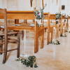 Eglise décorée avec bougies flottantes et bouquets