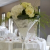 Vase martini , fleurs blanches,et  perles