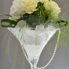 Vase martini , fleurs blanches,et  perles