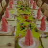 Table en vert et rose tendre, vue d'ensemble