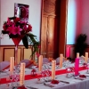 Mariage franco-hindou en rouge et or, pointe de fuchsia