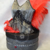 Urnes corset cabaret grise et rouge