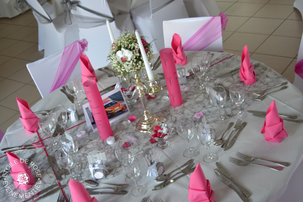 Décoration de table fuchsia gris blanc avec chandelier