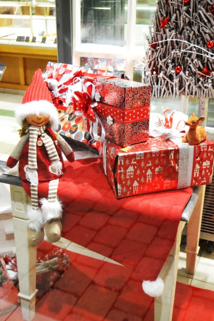 Vitrine de Noël rouge argenté