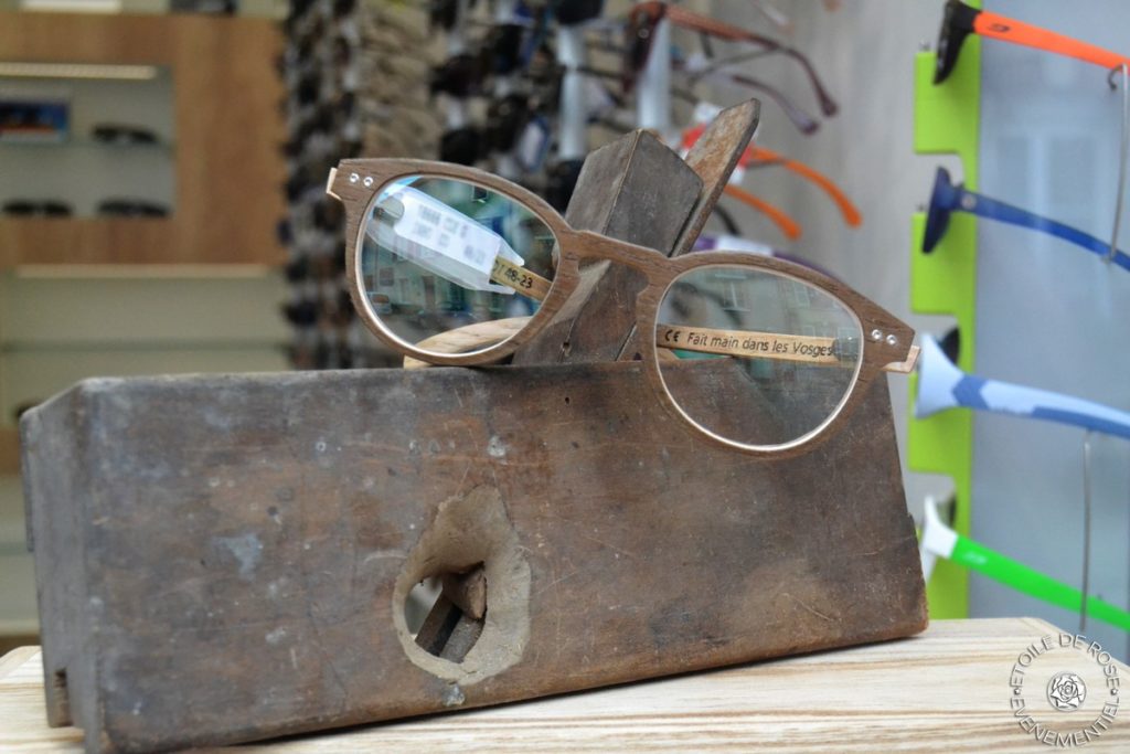 Décoration de vitrine opticien, Lunettes en bois