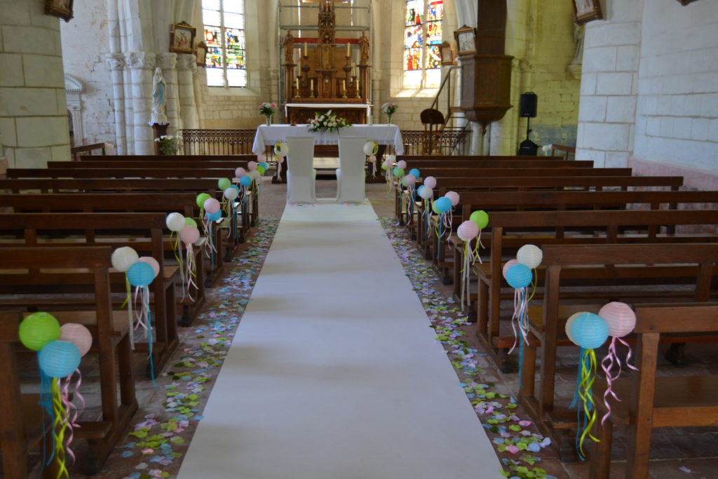 Église décorée en rose bleu vert thème boules japonaises