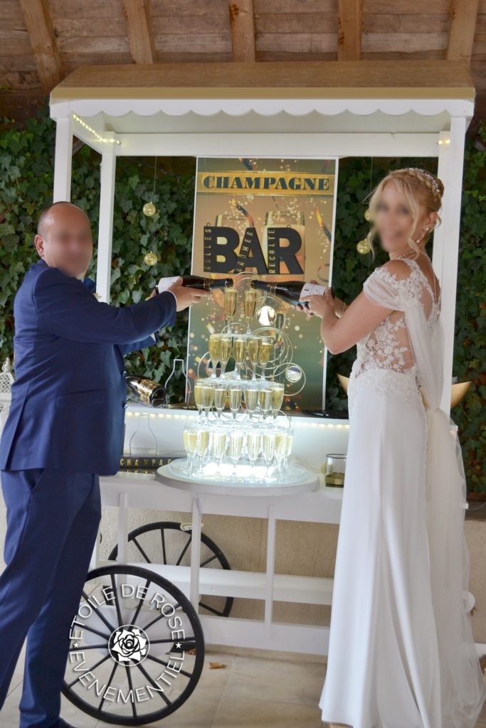 Mariés et leur bar à Champagne